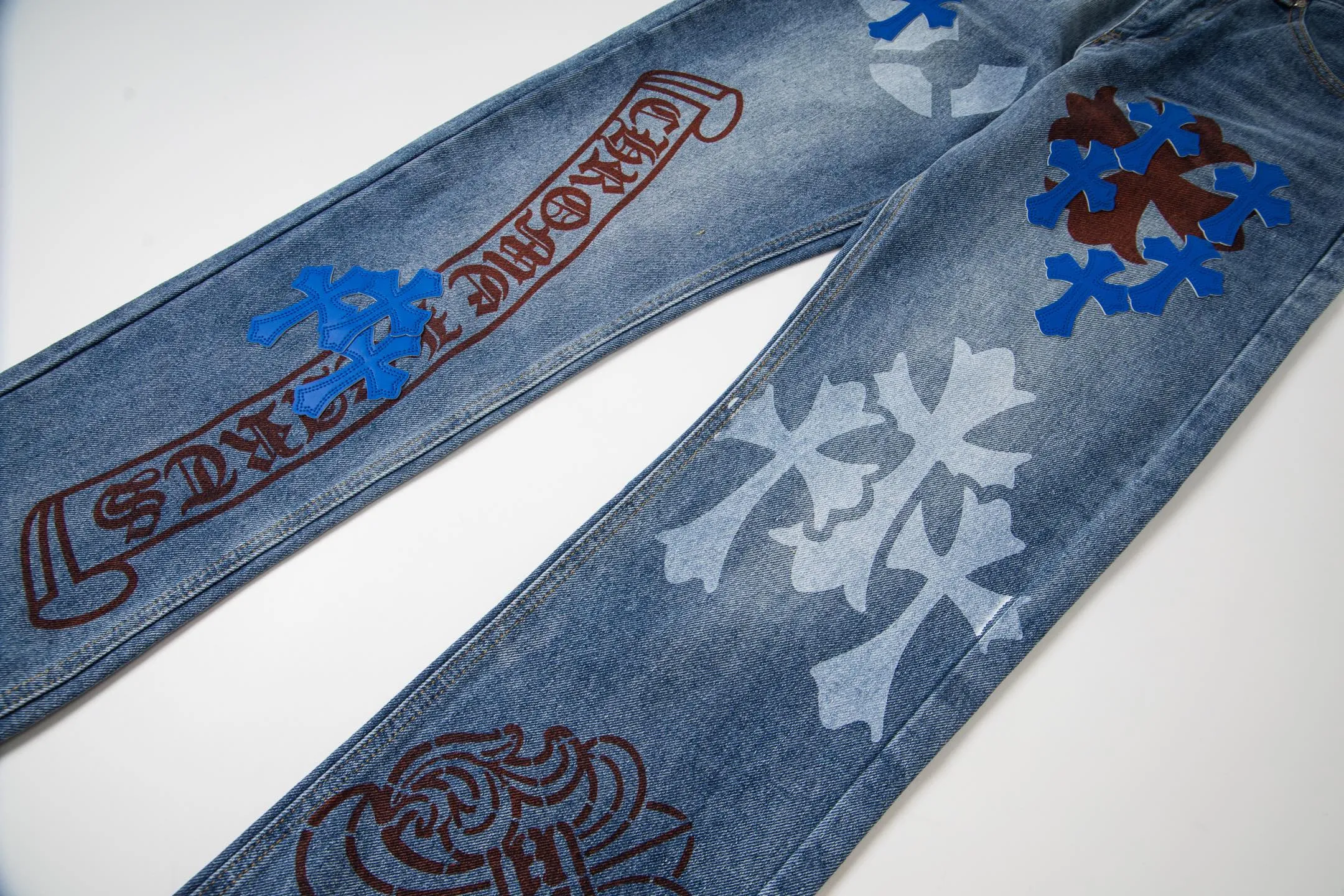 P260 Chrome Hearts washed graffiti blue cross couple jeans are a hot trend this season and are sought after by countless celebrities and fashionistas. The neat details of the cutting process add color to the playful fashion! The neat and meticulous design, and the well-fitting structure is unique. The upper body not only has outstanding recognition, but also looks younger and younger. A style with the ultimate wearing meaning and performance, gorgeous color matching, and the craftsmanship of this style is also extremely extraordinary. After the finished product is washed, it is disassembled and hand-made with sheepskin cross leather and then spliced ​​together to complete. The whole piece has too many craftsmanship to describe. It is decorated with patchwork cross flowers and high-waisted washed jeans! ! Absolutely high-end luxury product, a god-level single product, a super popular product, made by top heavy industry, a magic weapon that cannot be missed to hit the streets. Style number: 1834# Size: 28 30 32 34 Color: blue